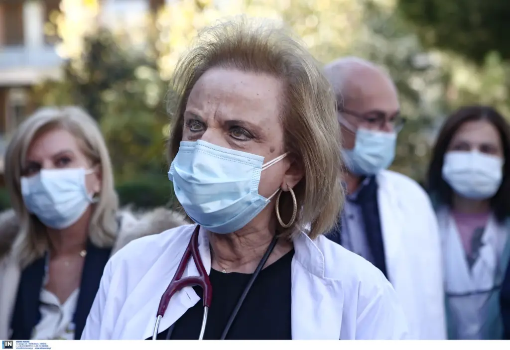 Παγώνη – Yποχρέωση κάθε γιατρού ο εμβολιασμός – Ανησυχώ για τις εικόνες συνωστισμού (vid)