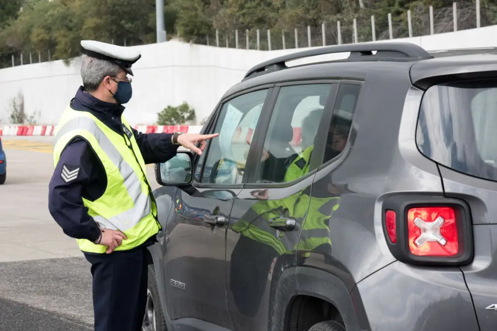 Οι αστειότητες των “ανταρτών” του Πάσχα και η λιποθυμία στο λιμάνι
