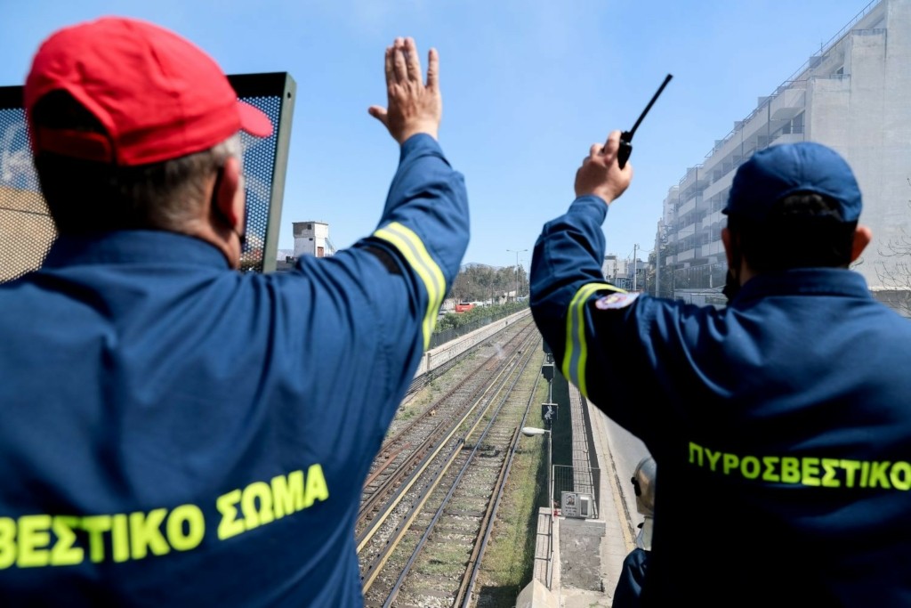 Ηρωική διάσωση γυναίκας από Πυροσβέστη στον Σταθμό Λαρίσης (pic)
