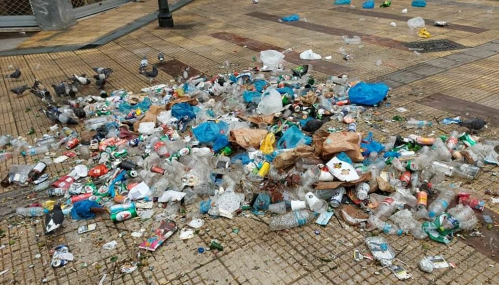 “Άστραψε” πάλι η πλατεία Αγ. Γεωργίου στην Κυψέλη: Σκούπα και φαράσι πήρε ο Δήμος Αθηναίων (pics)