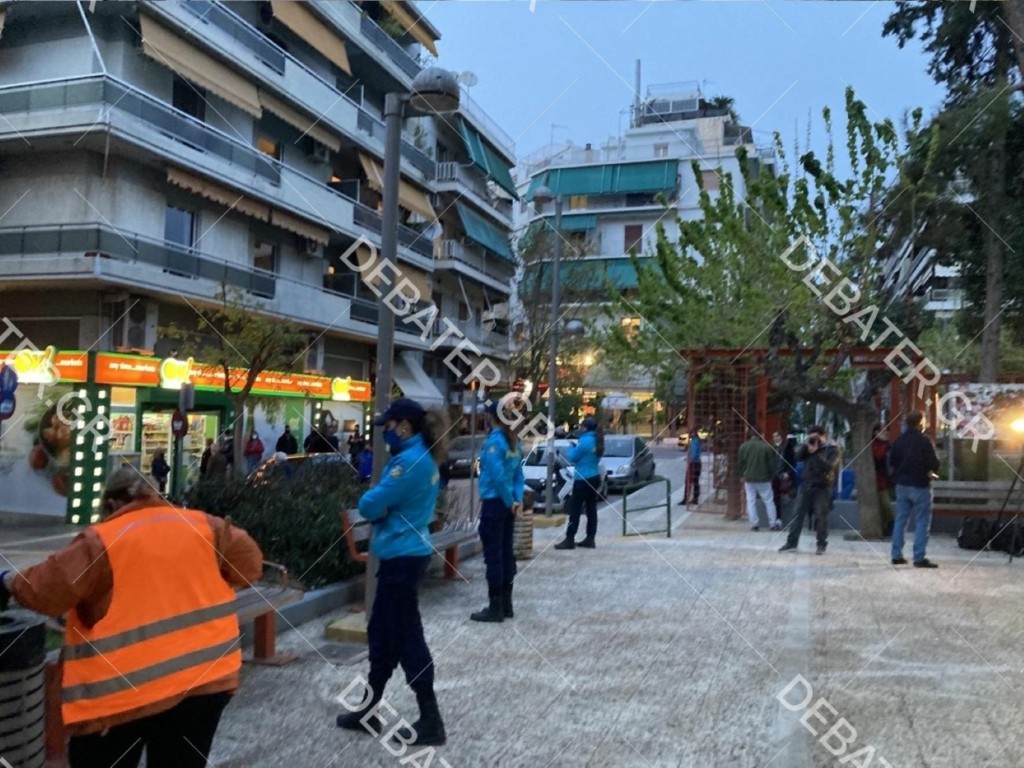 “Περικυκλωμένη” η πλατεία Βαρνάβα – Αστυνομία διώχνει τον κόσμο (pics&vid)