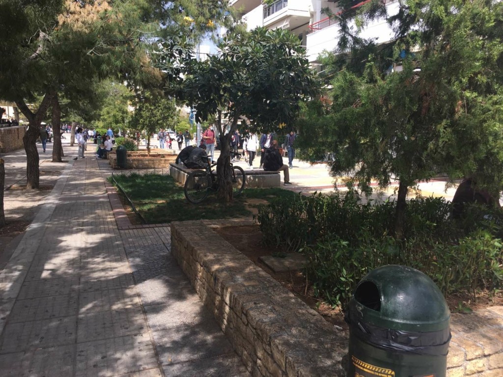 Νέα Σμύρνη – “Στα κάγκελα” οι κάτοικοι με τα κορονοπάρτι μετά το μαχαίρωμα του 60χρονου (pic&vid)