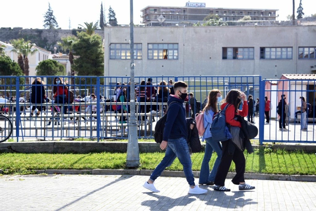 “Αρνητής των self test”καθηγητής που  συνελήφθη σε σχολική μονάδα