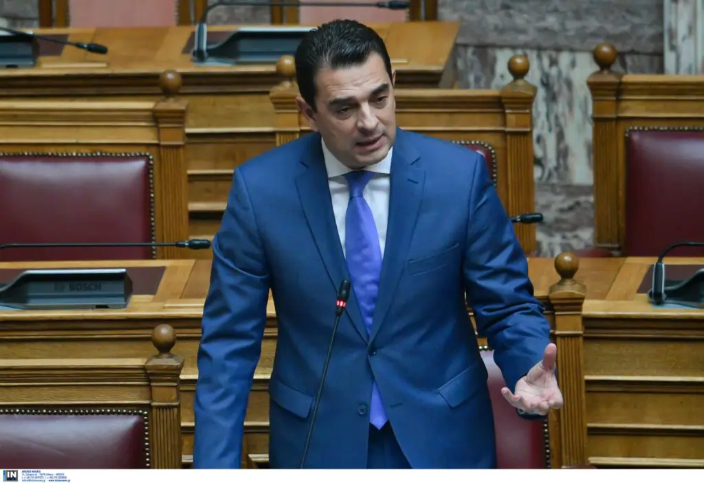LIVE οι ανακοινώσεις Σκρέκα για τα νέα μέτρα στο ηλεκτρικό ρεύμα