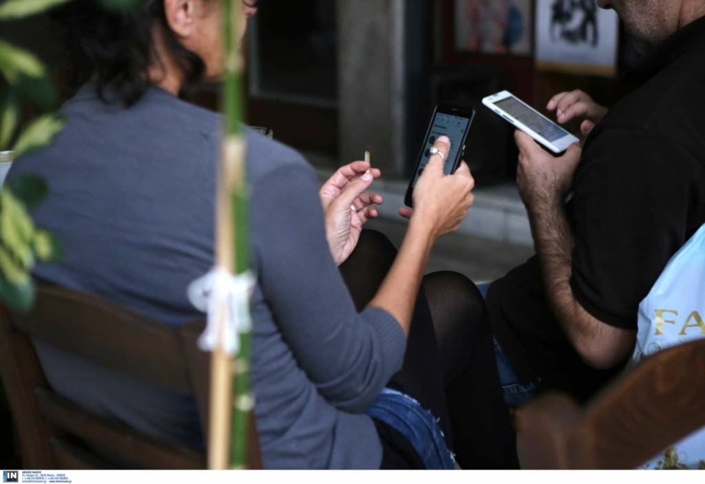 Πότε θα σταματήσουμε να στέλνουμε sms για να βγούμε από το σπίτι μας (vid)