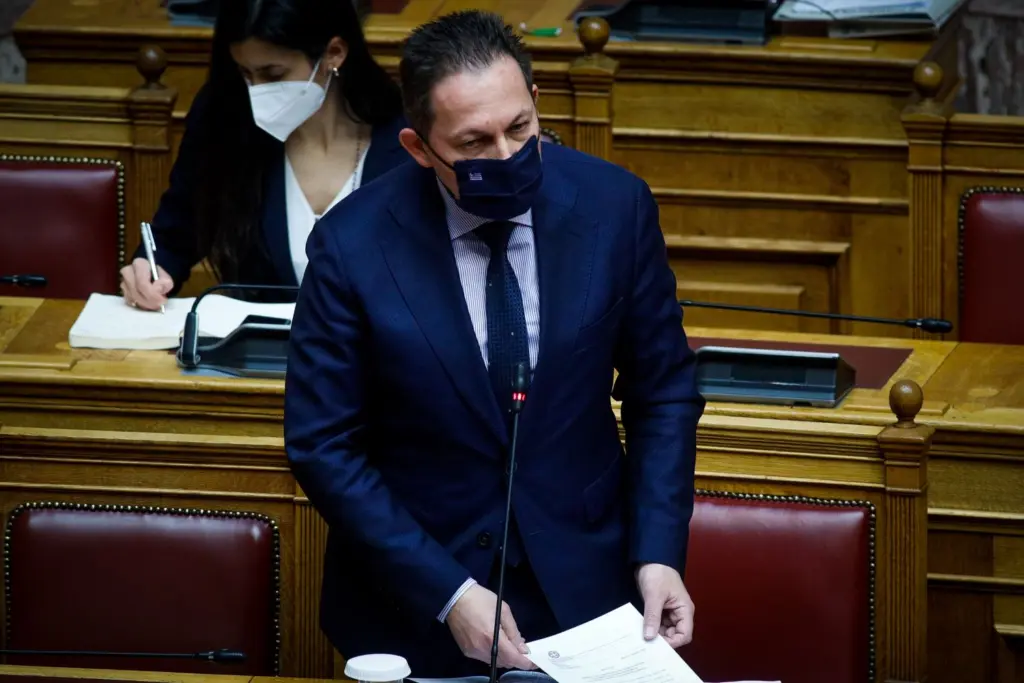 “Εμβολιασμένοι και ανεμβολίαστοι δεν ξαναμπαίνουν στο ίδιο τσουβάλι” – Τι είπε ο Πέτσας για νέα μέτρα και εκκλησίες  (vid)