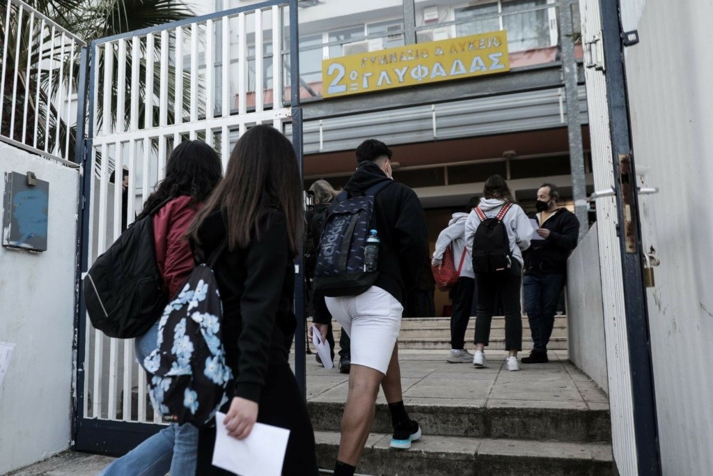 Άνοιγμα των Λυκείων με βεβαιώσεις και μάσκες – 408 θετικοί