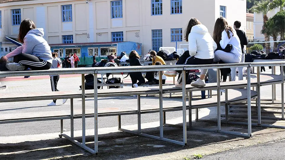Άνοιγμα Λυκείων στις 12 Απριλίου εισηγείται η Κεραμέως