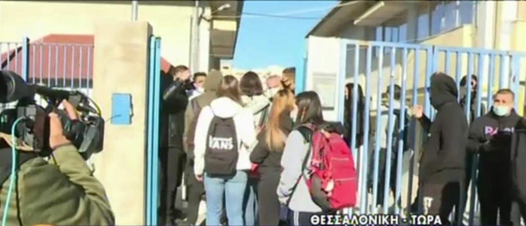 Self test Θεσσαλονίκη: Μαθητές έσπασαν την κατάληψη μιας χούφτας συμμαθητών τους (vid&pics)