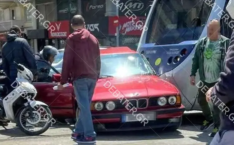 Συναγερμός στον Νέο Κόσμο – Τραμ συγκρούστηκε με αυτοκίνητο (pics)