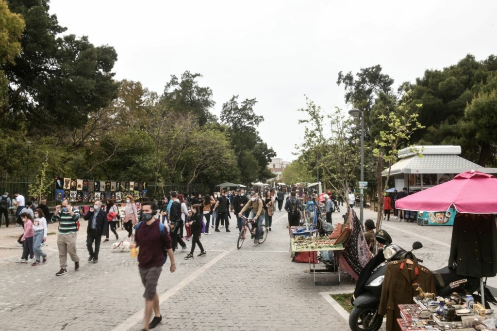 Το αδιαχώρητο στο Θησείο – Δεν τους σταμάτησε ούτε η αφρικανική σκόνη (pics)