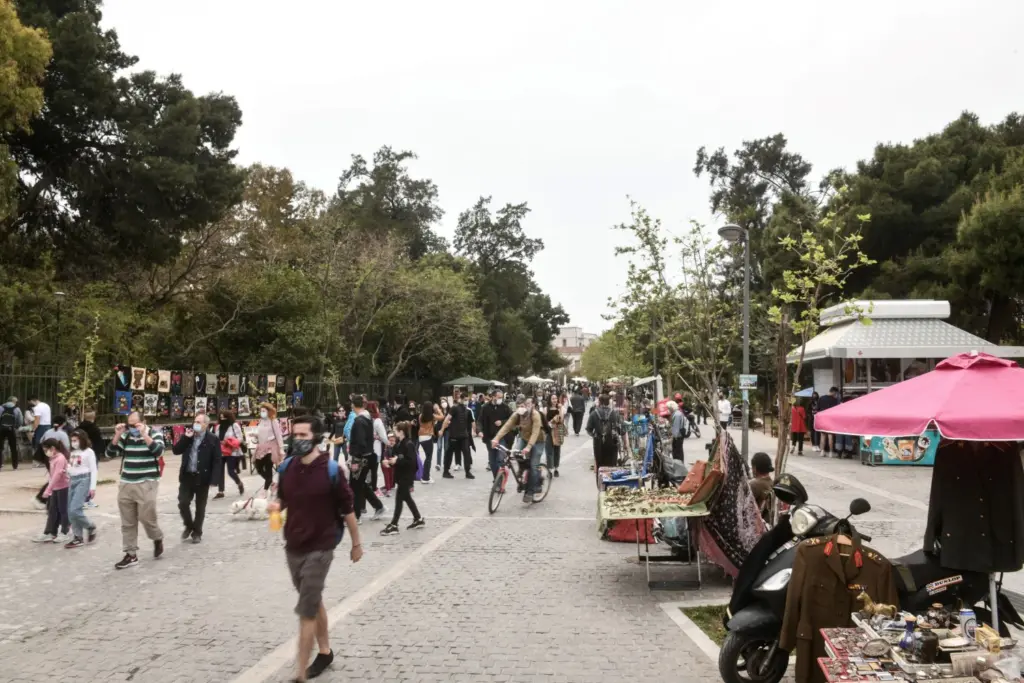 Το αδιαχώρητο στο Θησείο – Δεν τους σταμάτησε ούτε η αφρικανική σκόνη (pics)