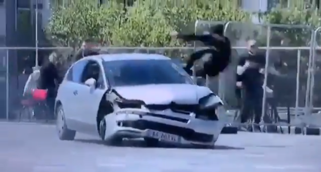 Αλβανία: Άνδρας πήδηξε μέσα σε εν κινήσει αυτοκίνητο και σταμάτησε τον οδηγό (vid)