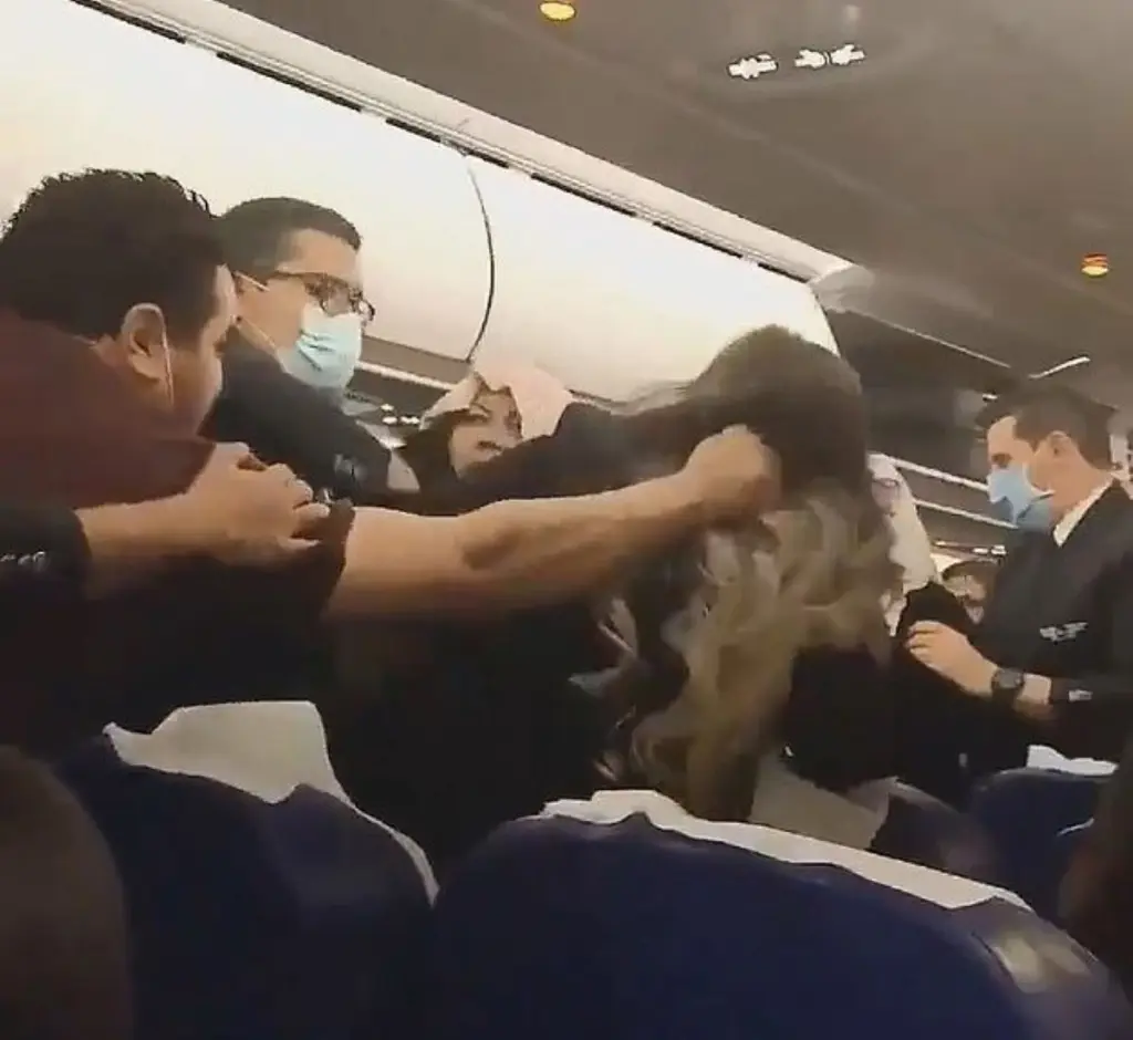 Επικός καυγάς σε πτήση της Tunisair: Πιάστηκαν μαλλί με μαλλί για τις αποσκευές (vid)