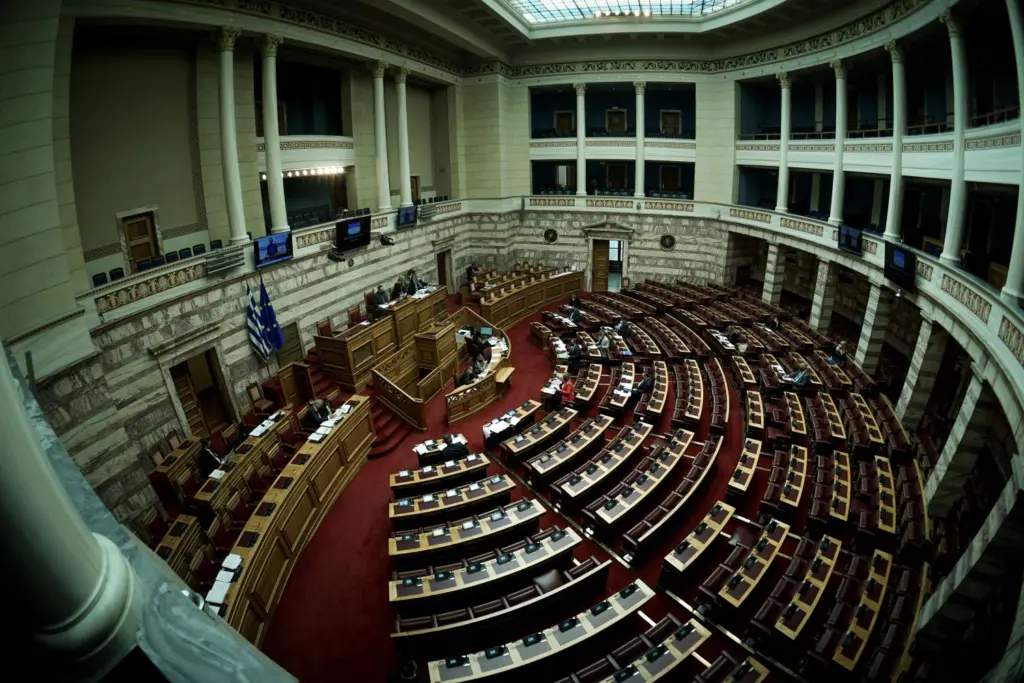 Με τις ψήφους ΝΔ και ΚΙΝΑΛ ψηφίζετε η τροπολογία για τον υποχρεωτικό εμβολιασμό
