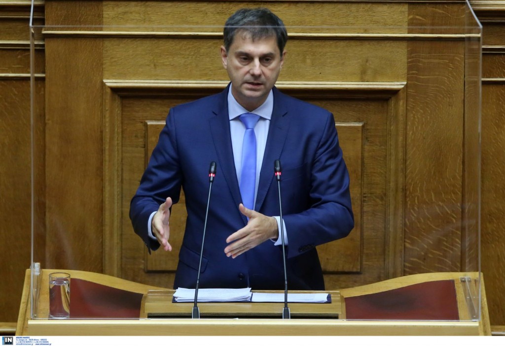 Χάρης Θεοχάρης: Εμπρηστική επίθεση στο γραφείο του – “Πράξη φασιστική και επικίνδυνη” λέει η ΝΔ