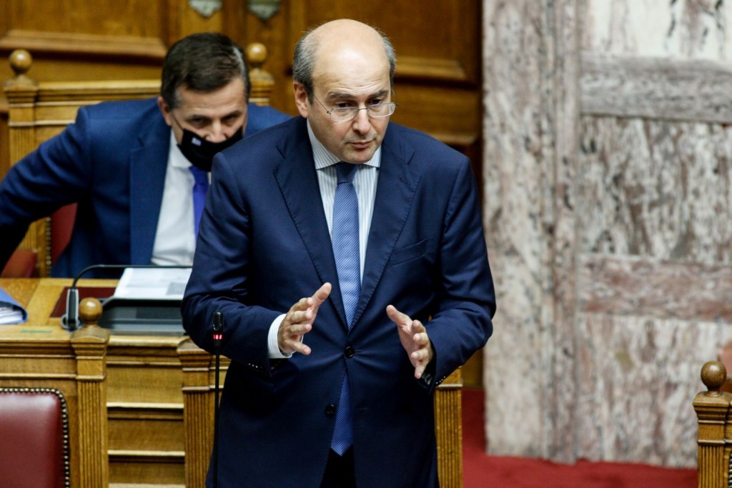 Ο Κωστής Χατζηδάκης εξηγεί τις “φιλεργατικές ρυθμίσεις” και απαντά στην αντιπολίτευση