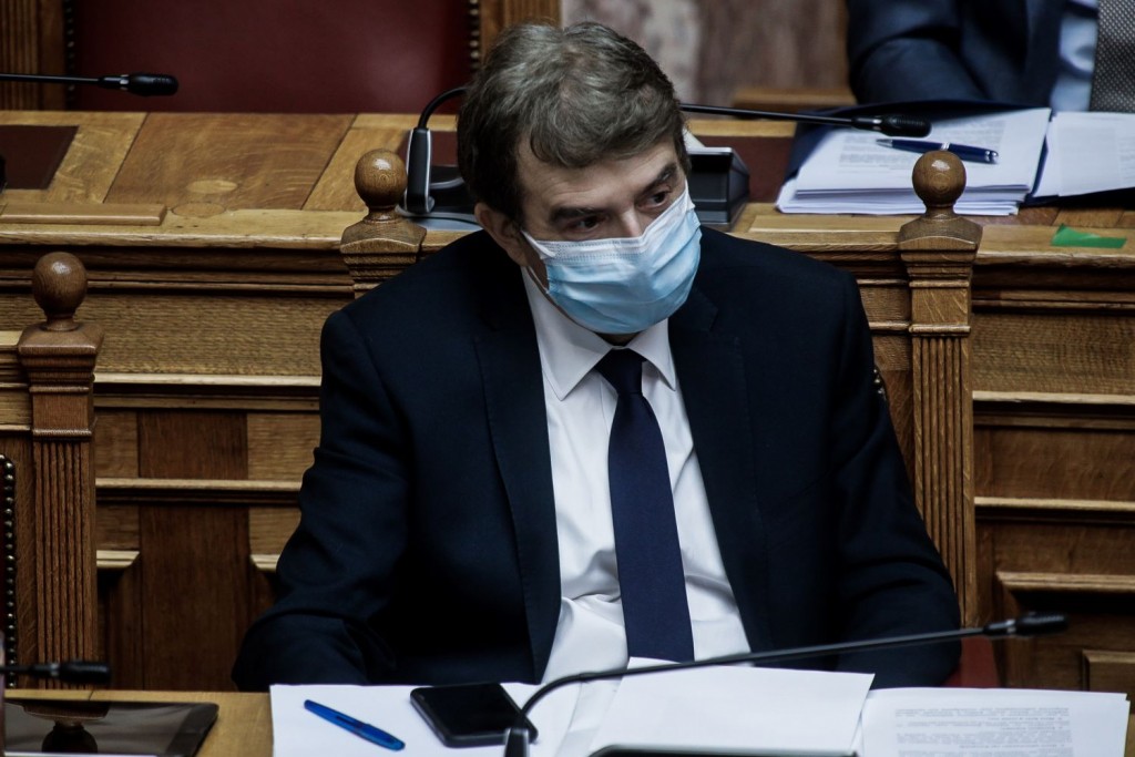 Φάκελο για το οργανωμένο έγκλημα κατέθεσε στον Εισαγγελέα του Αρείου Πάγου ο Χρυσοχοΐδης