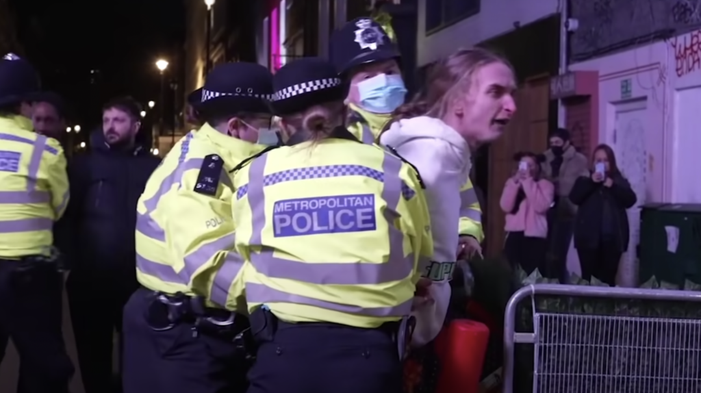 Ξεσαλώνουν οι Άγγλοι μετά το lockdown – Τελειώνουν τα αποθέματα  μπύρας (vid)