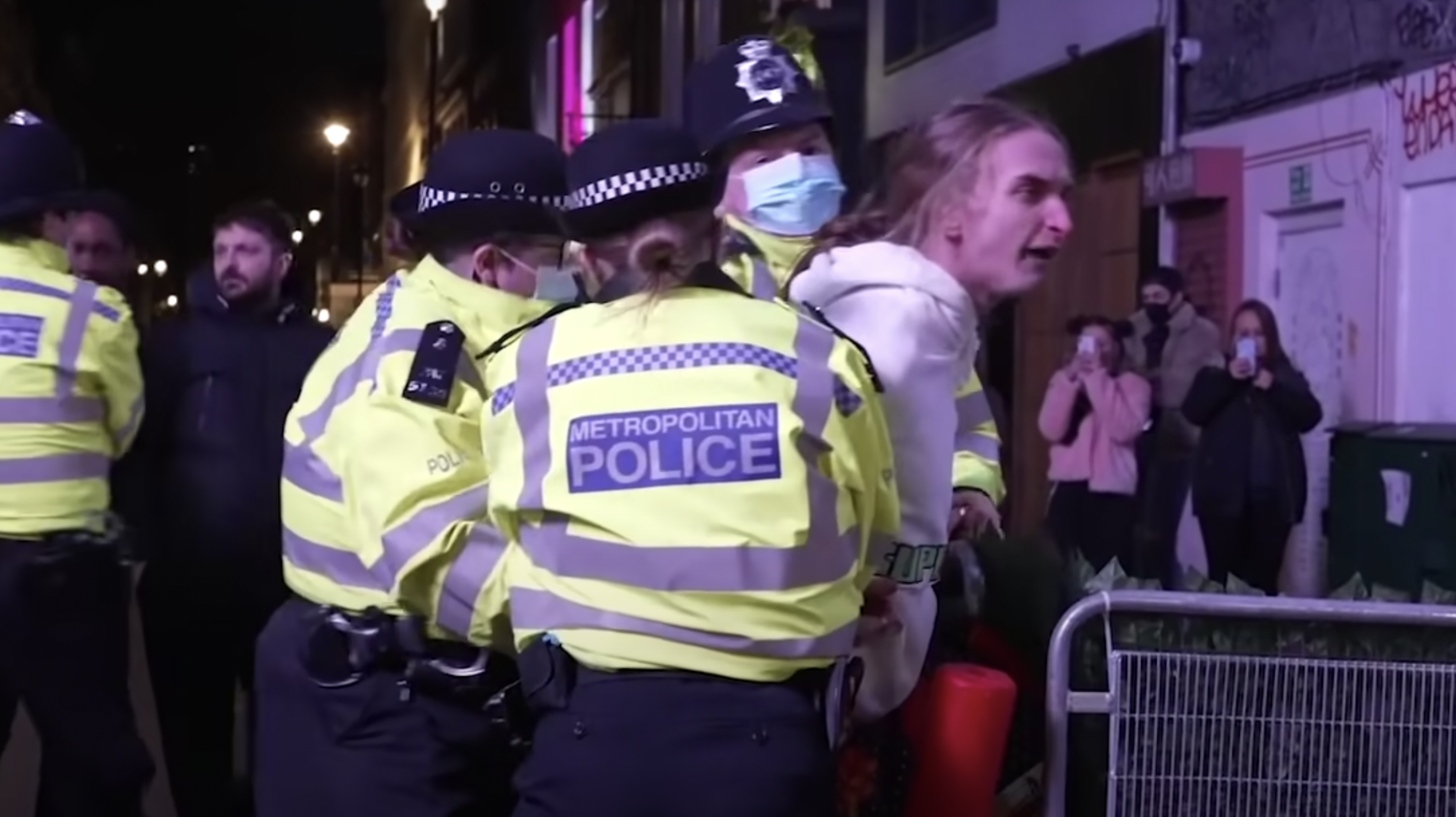 Ξεσαλώνουν οι Άγγλοι μετά το lockdown – Τελειώνουν τα αποθέματα  μπύρας (vid)