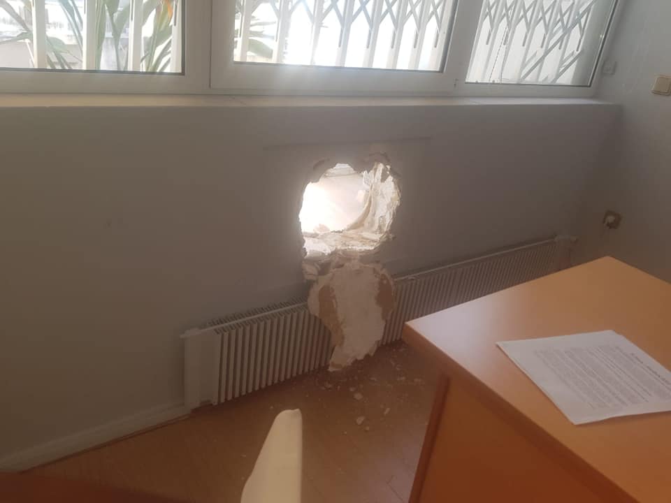 Επίθεση στο γραφείο του Ευ. Τσακαλώτου – Έκλεψαν έγγραφα και υπολογιστές (pics)