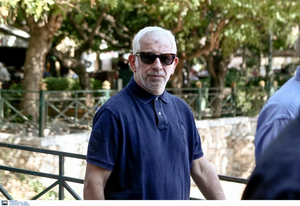Στο πλευρό του Φιλιππίδη η σύζυγος του και o γιος του – Τι ισχυρίζεται η γυναίκα του ηθοποιού (vid)