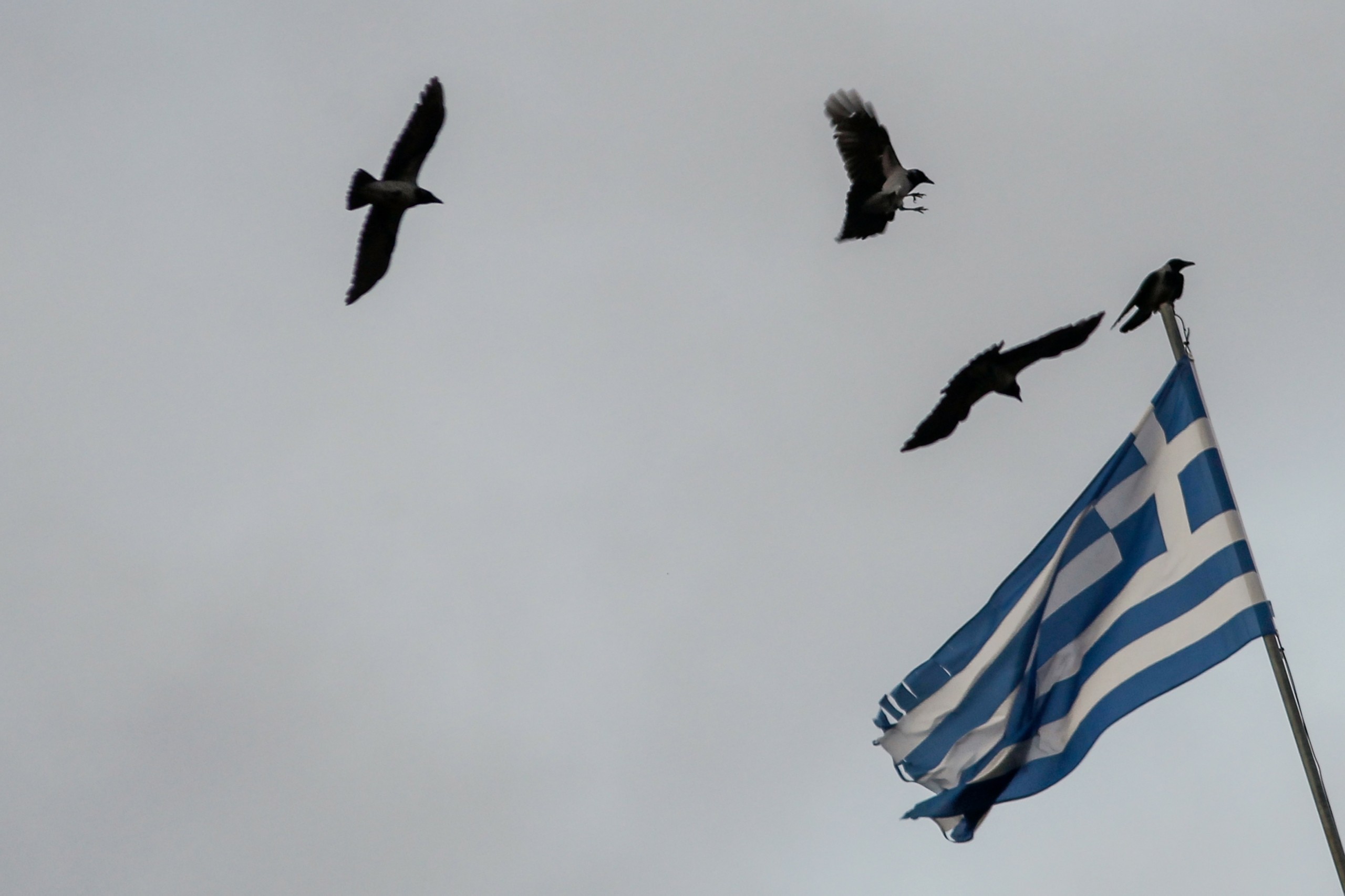 Με το βλέμμα στο εθνικό συμφέρον, μακριά από μονομερείς δεσμεύσεις