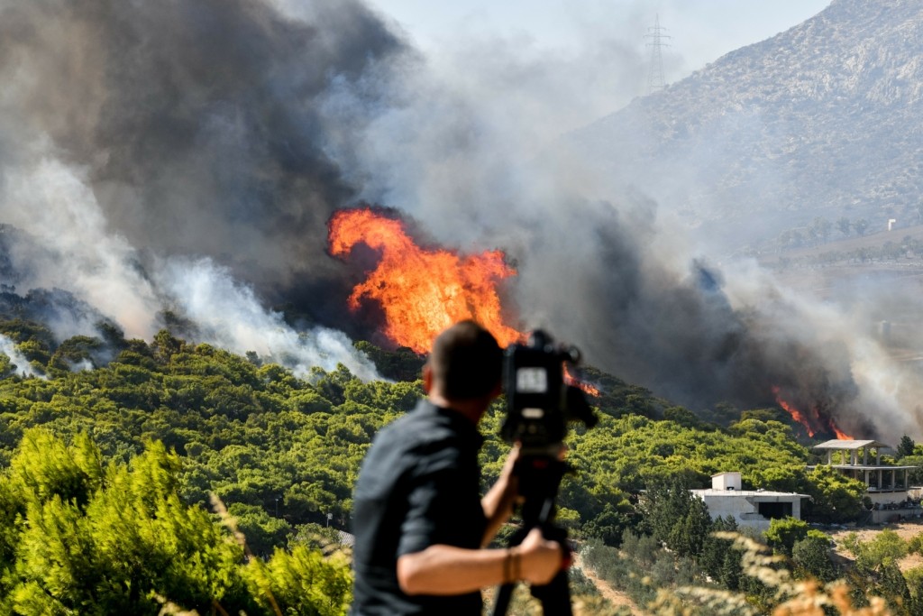 Φωτιά τώρα στην Κερατέα κοντά σε σπίτια (pic)