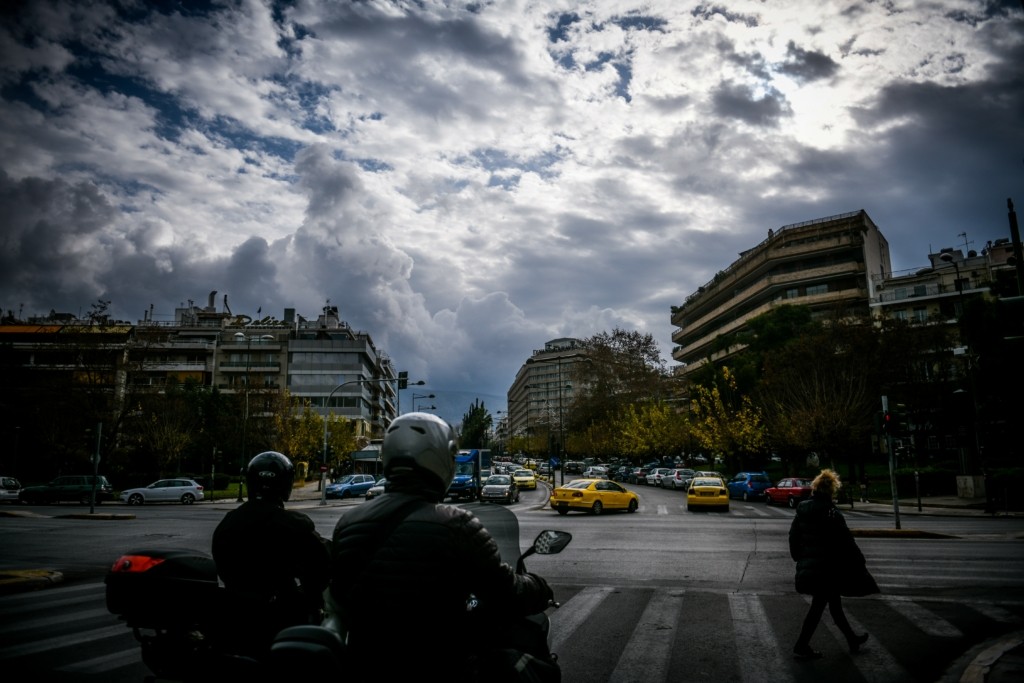 Πέφτει η θερμοκρασία – Σε ποιες περιοχές θα βρέξει σήμερα