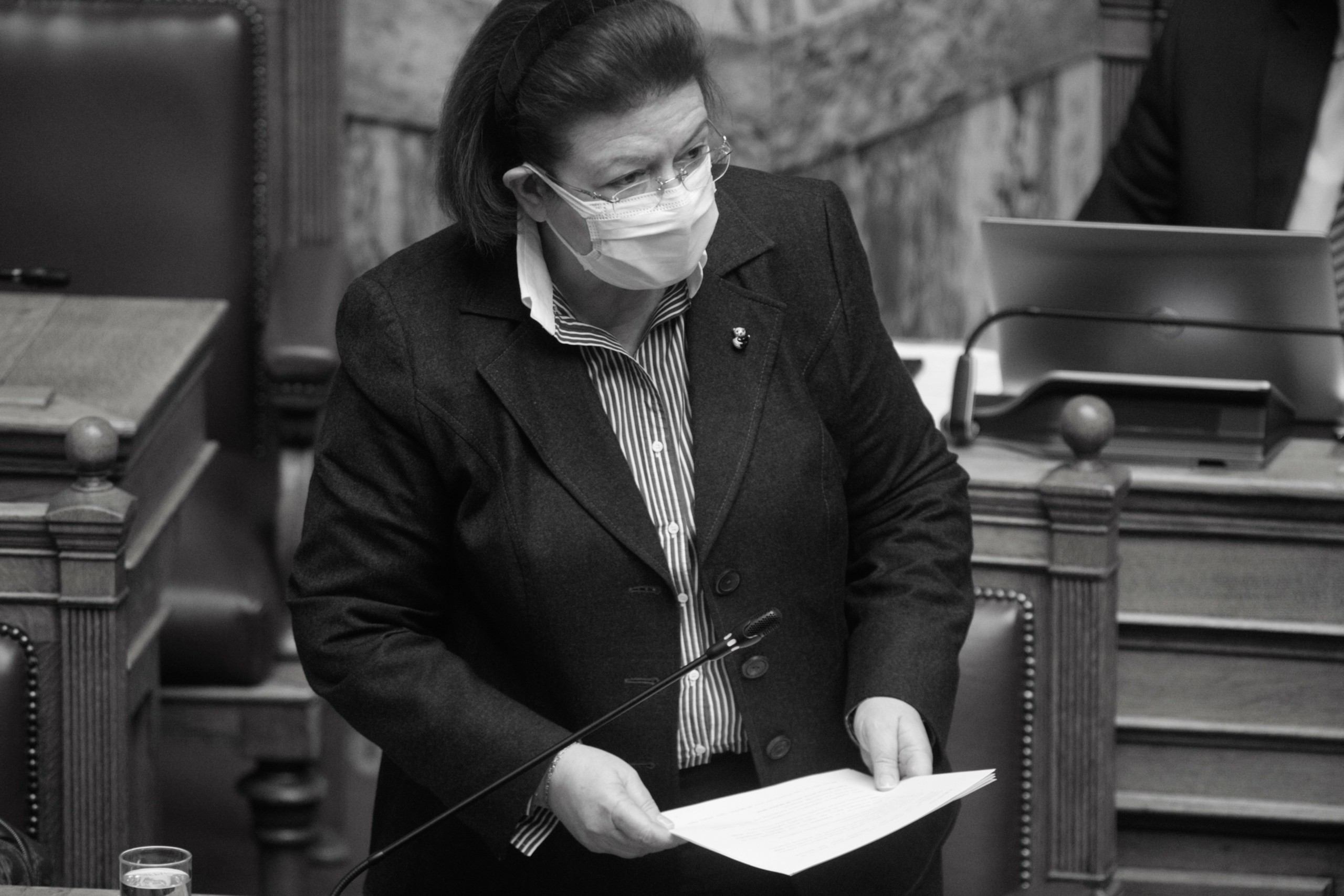 Η Μενδώνη πέφτει, πέφτει…