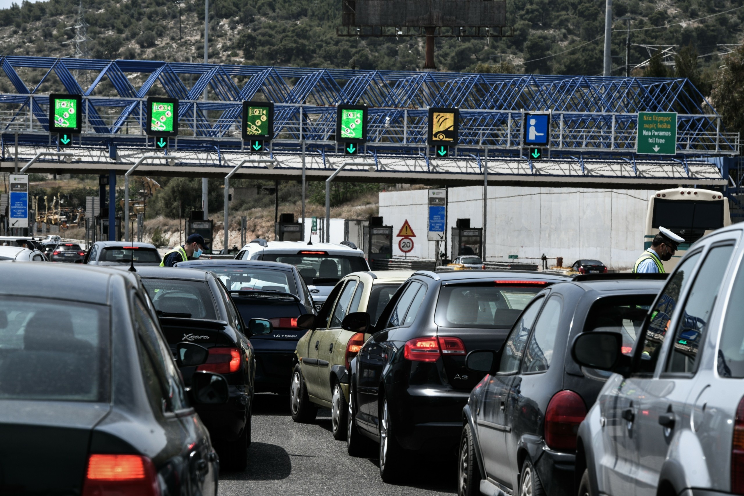 Εκκενώνουν περιοχές με κλειστά τα διόδια στις Αφίδνες – Μποτιλιαρισμένοι οι κάτοικοι που θέλουν να απομακρυνθούν