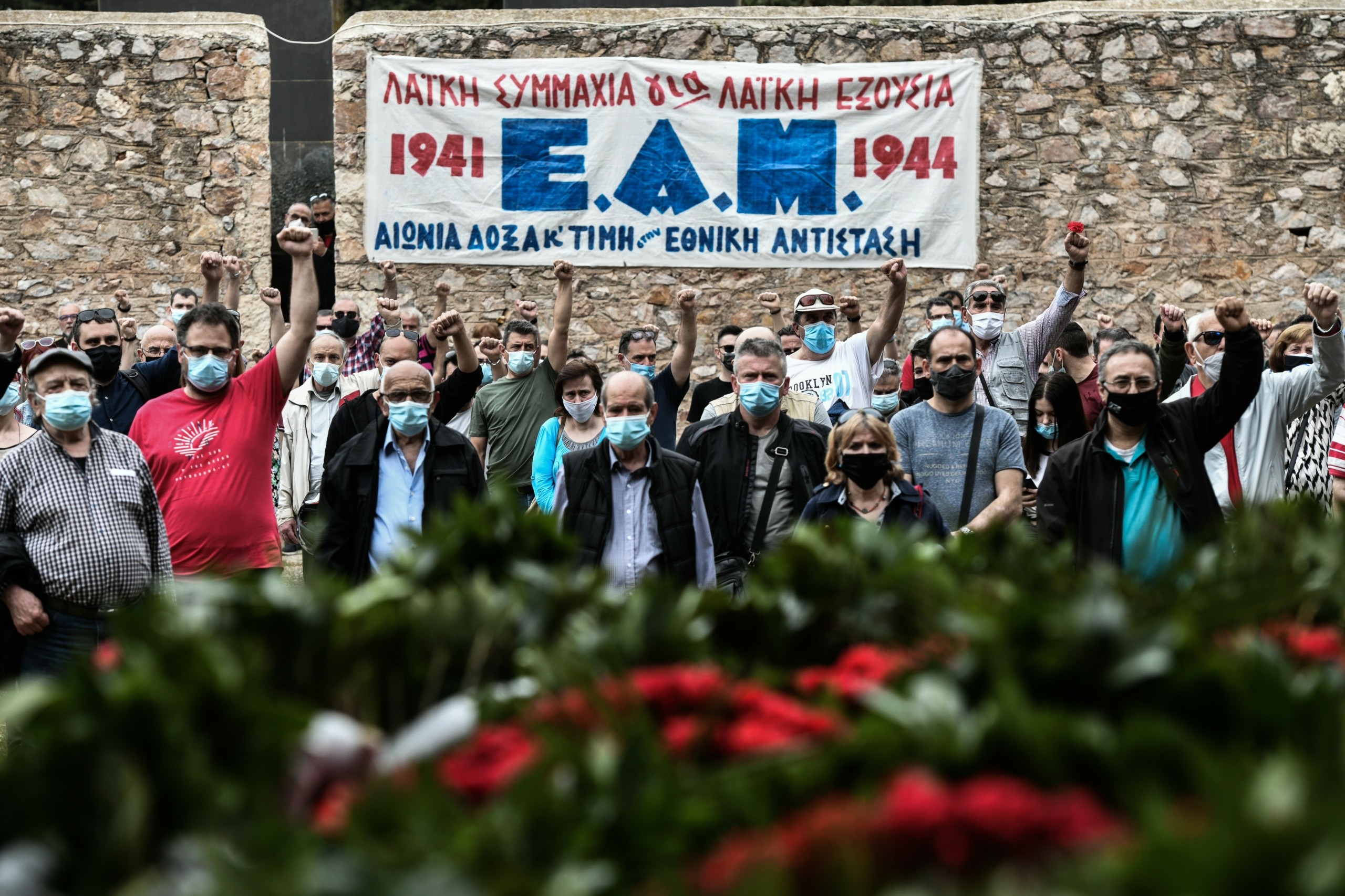 Κατάθεση στεφάνων και ενός λεπτού σιγή στο Σκοπευτήριο της Καισαριανής (pics)