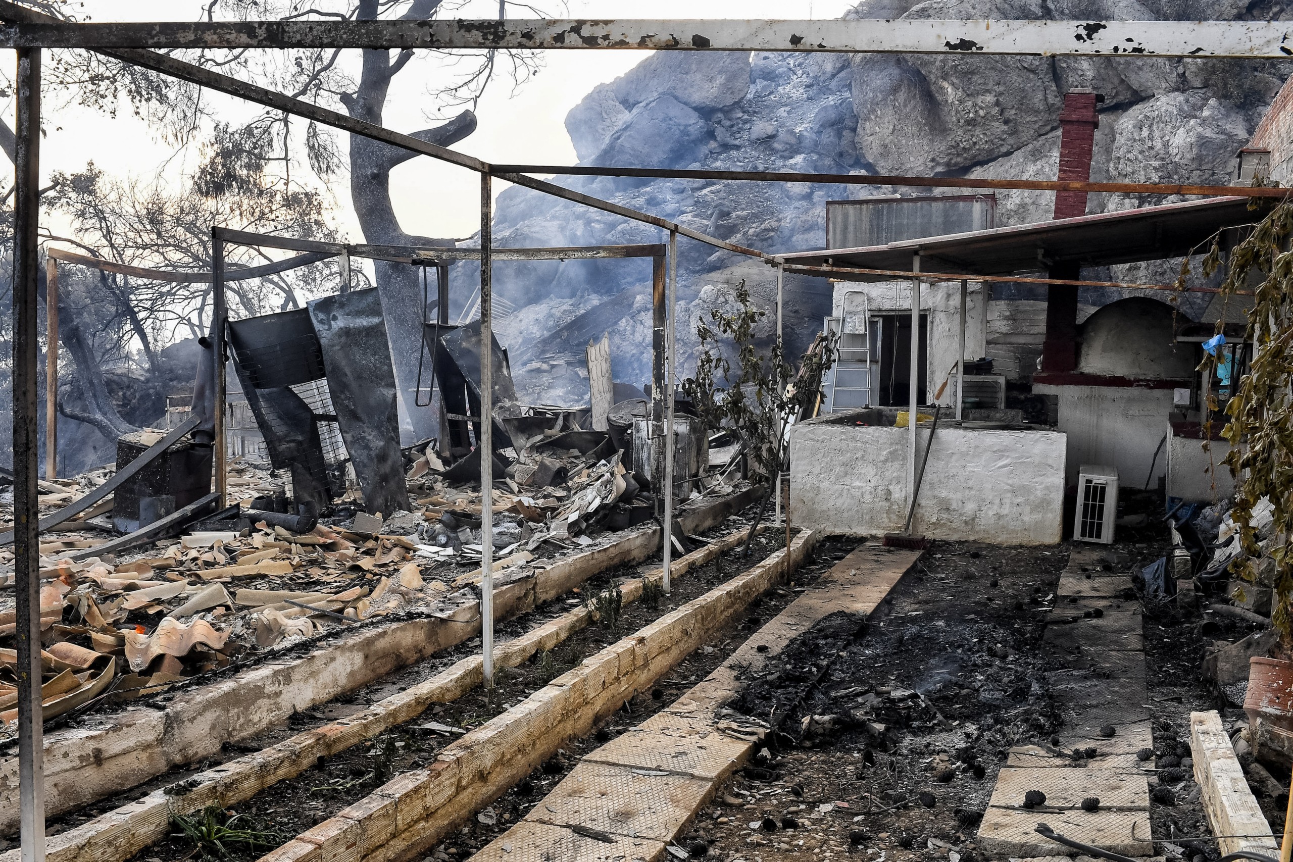 Σε ύφεση η φωτιά στην Κορινθία – “Δεν ξεκίνησε από αμέλεια η πυρκαγιά” (vid)