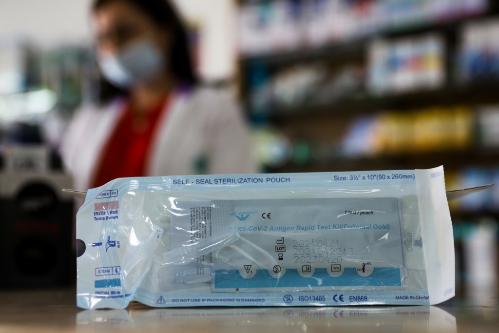 Ο σύζυγος της υπαλλήλου – αρνήτριας των self test που μήνυσε συναδέλφους της μιλά στο DEBATER