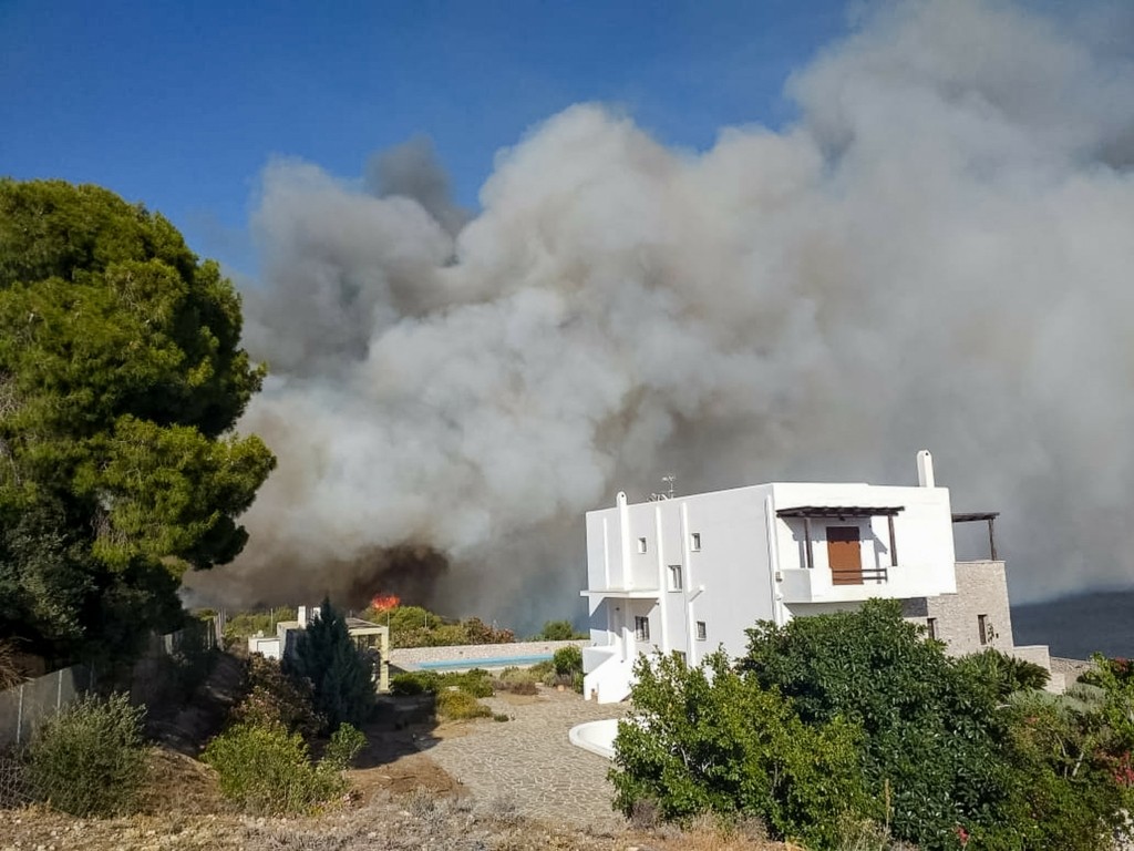 Απειλητικά πλησιάζει η φωτιά σε σπίτια στα Ίσθμια – Διώχνουν τον κόσμο απο τους οικισμούς (pics&vid)