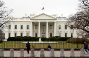 Σε κατάσταση συναγερμού ο Λευκός Οίκος – Όχημα έπεσε στην είσοδο του συγκροτήματος