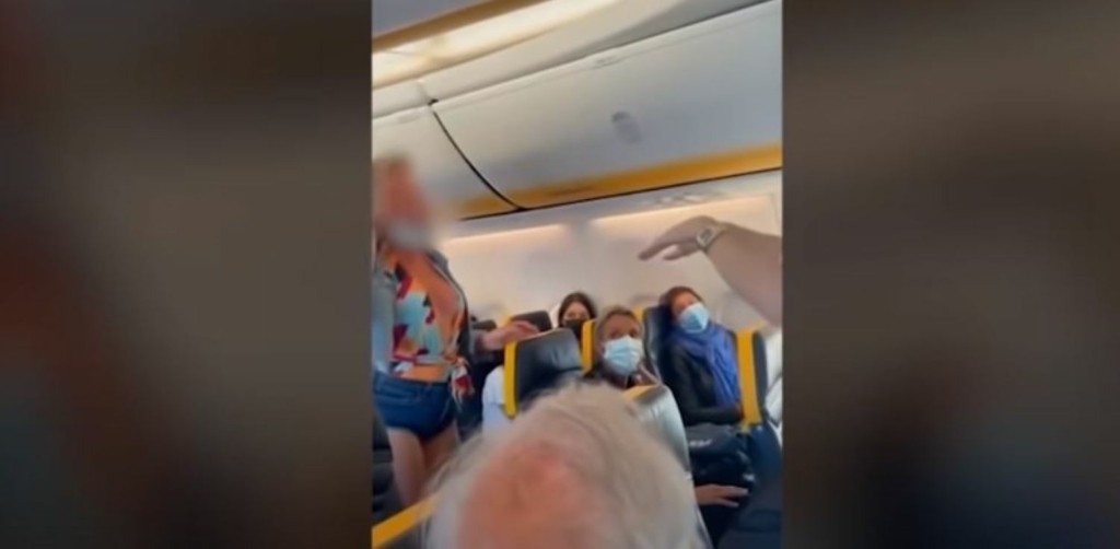 Έξαλλη επιβάτιδα της Ryanair έκανε χαμό – Έφτυνε και κλωτσούσε για να μη φορέσει τη μάσκα της (vid)
