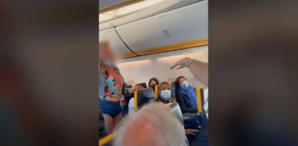 Έξαλλη επιβάτιδα της Ryanair έκανε χαμό – Έφτυνε και κλωτσούσε για να μη φορέσει τη μάσκα της (vid)