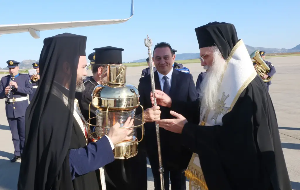 Το Άγιο Φως έφτασε στην Ελλάδα – Με ταπεινότητα η υποδοχή φέτος (pics)