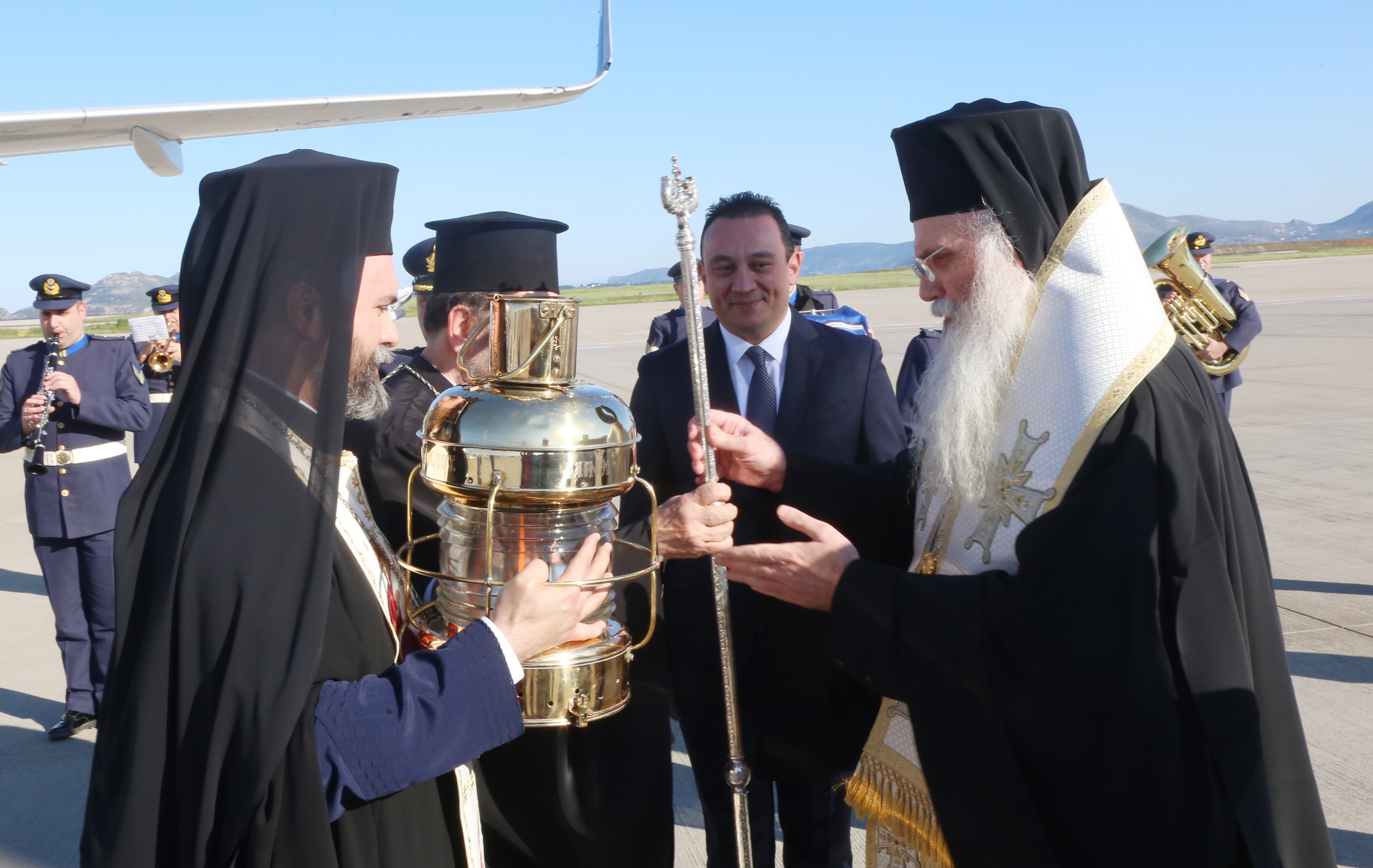 Το Άγιο Φως έφτασε στην Ελλάδα – Με ταπεινότητα η υποδοχή φέτος (pics)
