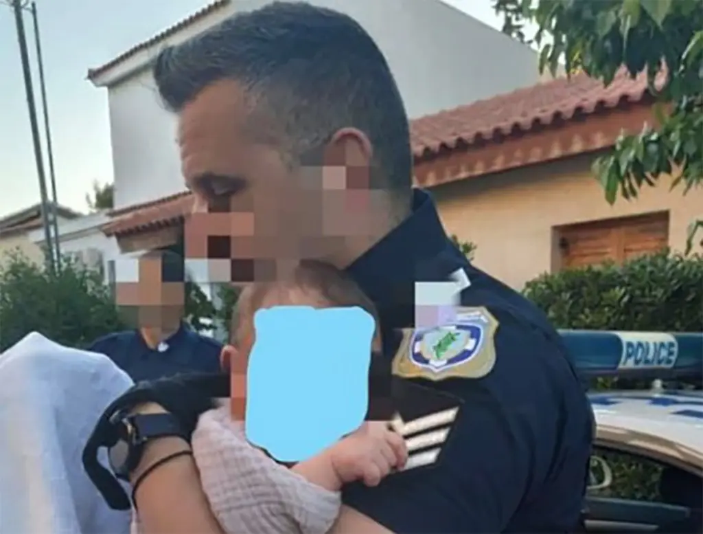 Γλυκά Νερά-Η εικόνα που σπάει καρδιές-Ο αστυνομικός που βγάζει το μωρό από το σπίτι (pic)