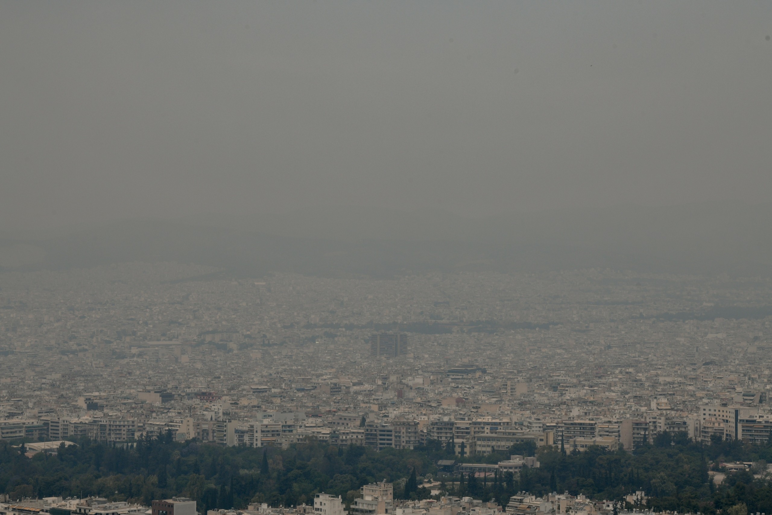 “Πνίγηκε” η Αθήνα από τον καπνό – Οδηγίες τι πρέπει να προσέξουν οι πολίτες