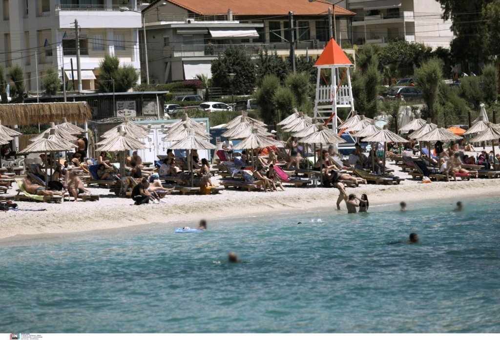 Γέμισαν οι παραλίες της Αττικής με κόσμο – Μάσκες, ρακέτες και βουτιές σε πρώτο πλάνο  (pics)