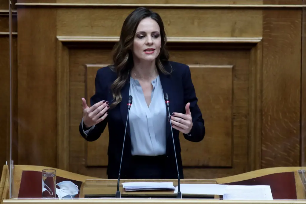 Αχτσιόγλου – Υποδούλωση των εργαζομένων η ατομική συμφωνία για 10ωρη εργασία