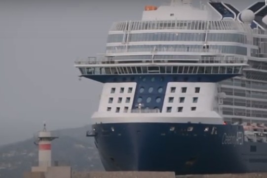 Στο λιμάνι του Πειραιά το ολοκαίνουργιο 300 μέτρων κρουαζιερόπλοιο Celebrity Apex (vid)