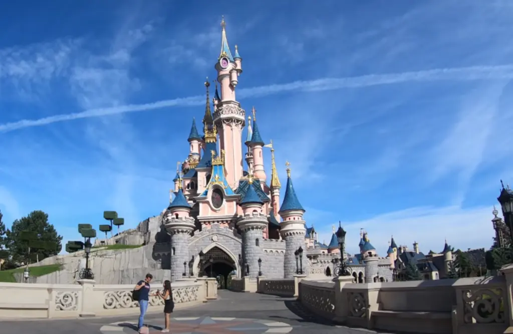 Ανοίγει ξανά τις πύλες της η Disneyland 8 μήνες μετά