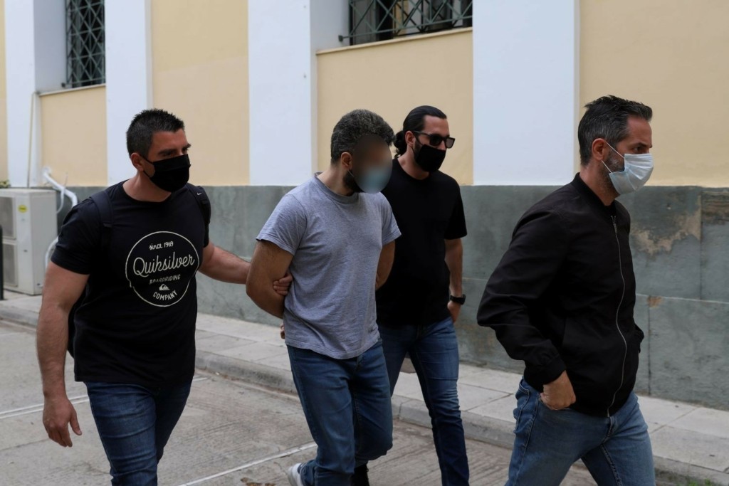 Έβαψε τα χέρια του με αίμα για τα κοινόχρηστα