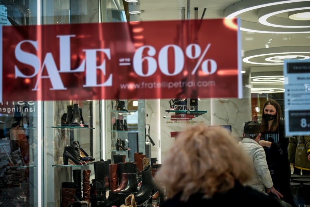 Ενδιάμεσες εκπτώσεις – Ανοιχτά τα καταστήματα την Κυριακή 9 Μαΐου