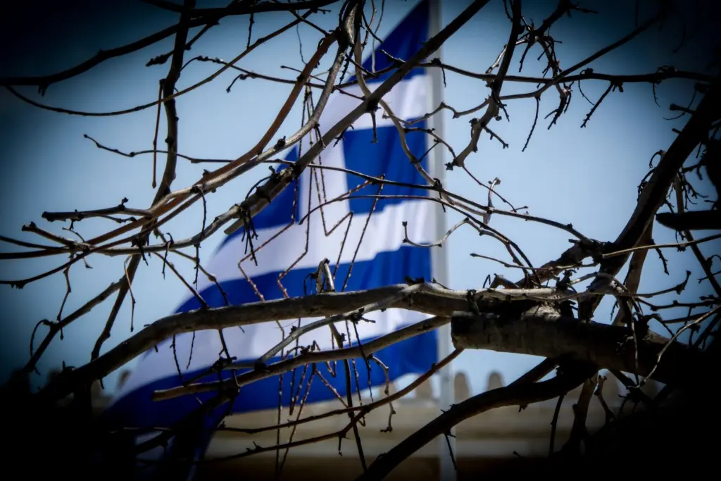 Η μεγαλύτερη παγκοσμίως ελληνική σημαία θα “ανεμίσει” στην Λίμνη Πλαστήρα
