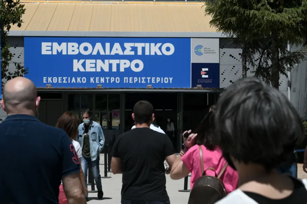Οι δύο λόγοι που η κυβέρνηση αποφάσισε τον υποχρεωτικό εμβολιασμό στους πολίτες άνω των 60 ετών